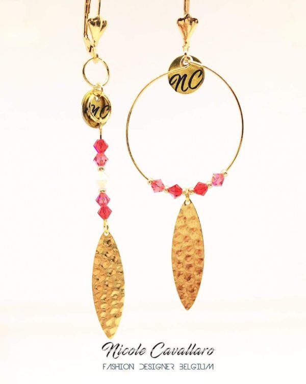 Boucles martelées et swarovski rouge