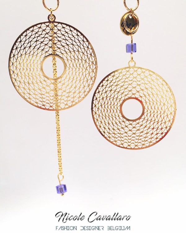 Boucle disque doré et perles mauves